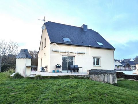 Venez découvrir cette magnifique maison de 2004 très lumineuse, située dans le centre de MINIAC MORVAN et proche de tous commerces et écoles. Elle se compose au Rez de chaussée surélevé d'une belle entrée, d'une pièce de vie de 60 m2 environ équipée ...