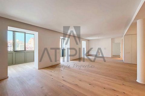 This spacious property of 147m2, located in the vibrant heart of Barcelona, offers an exceptional opportunity to enjoy an unparalleled lifestyle. The building features an elevator and concierge service, providing an additional level of comfort and se...