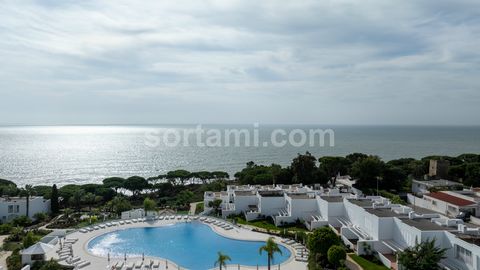 Excelente villa dúplex de dos dormitorios ubicada en la zona de Torre da Medronheira, en el municipio de Albufeira, con una fascinante vista al mar. La propiedad, completamente reformada y amueblada, consta de un salón con chimenea y unas vistas impr...