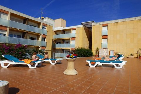 Multi-storey buildings grouped around an interior garden and swimming pool with a children's area. The beach, shops, bars and restaurants are only around 100 m away. Calafell has good train or bus connections to Barcelona, the airport, Tarragona and ...