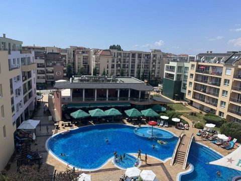 Die Wohnung befindet sich im 6. - obersten Stockwerk. Es hat eine Gesamtwohnfläche von 89,05 m². und ist sehr sonnig und geräumig, mit Blick auf den Pool. Es besteht aus: -Eingangshalle; - Offenes Wohnzimmer mit Einbauküche; - Schlafbereich - Bad und...