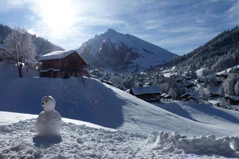 Residentie van 10 rustige accommodaties op 1 km van het dorp in de ARAVIS-vallei, 600 m van de RUADE-skipistes en 300 m van de CHAMP BLEU-skipiste (afhankelijk van de sneeuwcondities). Pendelbushalte op 130 m afstand. 3 kamers / 6 personen / Tuinnive...