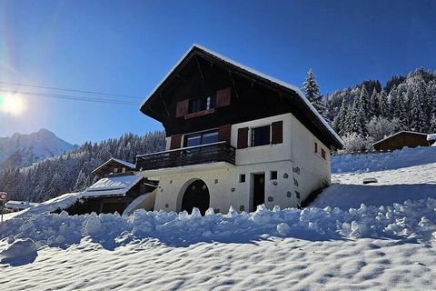 Ruhig gelegen im Stadtteil RIONDES, 1,5 km vom Dorf und 250 m von den Skipisten Guy Périllat entfernt. Panoramablick (ARAVIS-KETTE und DORF). Shuttle-Haltestelle im Winter 250 m entfernt, im Sommer 1,3 km entfernt. CHALET LA FORET Rang 3*** / 8 REISE...