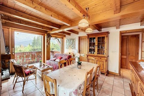 Résidence de type chalet, située à proximité du domaine skiable, face à la chaine du Mont Blanc et 3.5kms du centre du village. Bel appartement de 74 m² en rez de jardin. Exposition Est Ouest avec belle vue Mont Blanc. Il se compose d'une entrée avec...