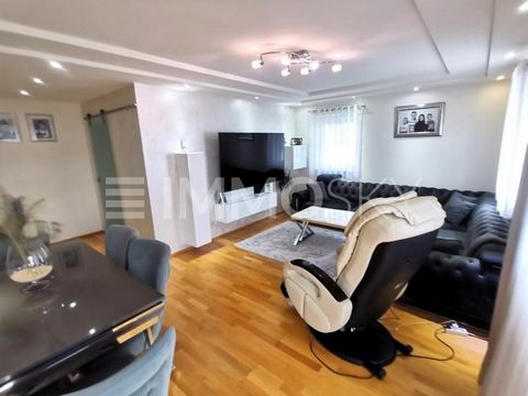 Appartement familial exclusif de 5 pièces avec balcon ensoleillé à Hallein-Rif Bienvenue dans cet appartement de 5 pièces extrêmement bien entretenu et élégamment meublé dans le complexe résidentiel recherché de la colonie Hallein Rif. Cet appartemen...