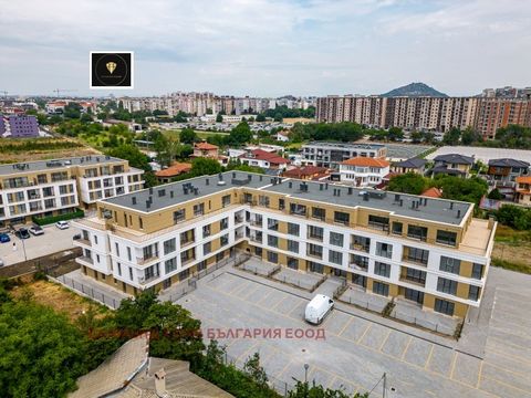 Diamond Home Real Estate Estate Agency presenteert u een appartement met twee slaapkamers en een veranda in een nieuw wooncomplex. Het is gelegen aan het begin van de rustige en vredige wijk. Belomorski, met uitzicht op het park en het Rodopegebergte...