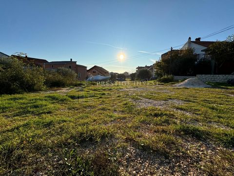 Location: Zadarska županija, Zadar, Bili brig. Zum Verkauf steht ein attraktives Wohnbaugrundstück von 2500 m2 in der Stadt Zadar, in der Nähe aller Einrichtungen. Interessierte Käufer kontaktieren uns bitte über: Telefon: ... E-Mail: ... ID CODE: 41...