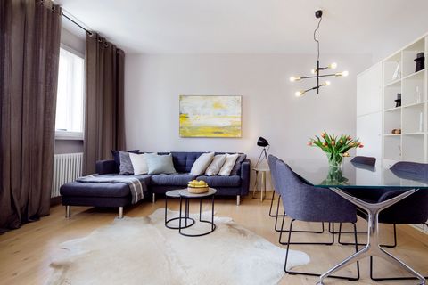 Diese liebevoll und komfortabel eingerichtete Wohnung ist mit modernen Design-Einbauten in eleganten Farben ausgestattet. Ruhig gelegen im Bayerischen Viertel in Berlin-Schöneberg, sind das Wohnzimmer und der Balkon nach Südosten ausgerichtet, währen...