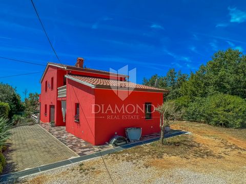 Location: Istarska županija, Umag, Umag. Region Istrien, Umag In der Nähe von Umag und nicht weit vom Strand entfernt steht ein Einfamilienhaus mit 4 Wohnungen zum Verkauf. Das Haus erstreckt sich über das Erdgeschoss und den ersten Stock, und die Fl...