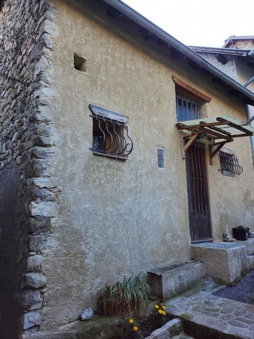 Au coeur du village de Thorame-Haute dans une ruelle calme, maison de village de 82m2 avec 2 niveaux, cave et combles. Partiellement rénovée, la maison s'organise avec un premier niveau Séjour/Cuisine, un cellier/buanderie, une pièce wc/lavabo. Au se...