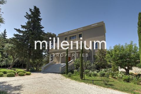 Agence : Millenium Properties Réf : BP 1756 Située à proximité de Monaco cette spacieuse et lumineuse Villa offre une généreuse surface habitable de plus de 1100 m2. La villa se distingue par son emplacement privilégié, offrant un accès facile aux ac...