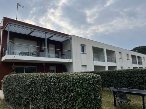 Capbreton, T2 avec terrasse et parking en sous-sol et cellier dans l'appartement, au dernier étage dans une résidence récente aux normes RT 2012, Logement loué à l'année avec un bail allant jusqu'à fin novembre 2024. Très belle vue sur le boudigau, p...