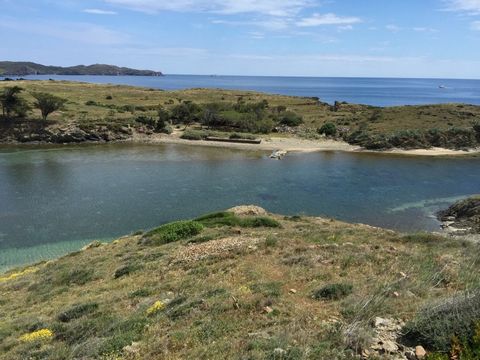 Perceel aan de kust en het strand in Cadaqués Costa Brava. Het is gelegen in het midden van twee groene gebieden en heeft directe toegang tot twee kleine stranden. Het heeft een prachtig uitzicht op het eiland Port Lligat. Het heeft een oppervlakte v...