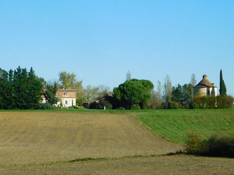 Magnifique propriété en pierres datant de 1620 avec vue dégagée composée de 3 bâtiments indépendants ayant un caractère atypique par leur architecture, exposés plein sud offrant de belles opportunitées.La résidence principale et le pigeonnier ont été...