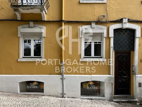 Se procura viver no coração de Lisboa, rodeado de toda a energia e comodidade que esta cidade oferece, não perca a oportunidade de conhecer este incrível T3+1 no centro da capital! Situado numa localização privilegiada, a poucos minutos a pé do emble...