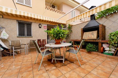 Located in Torreblanca. Location location! Townhouse located in the lower part of Torreblanca, Fuengirola. Within a few steps to the beach and all amenities. The property is distributed over 3 levels as follows: First floor with a spacious lounge, in...