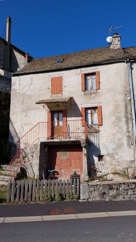 Reihenhaus auf einer Seite, mit Eingangstür in einem kleinen Dorf am Stadtrand von Aubrac. 10 Minuten von der A75 und allen Geschäften entfernt wird dieses kleine, zu renovierende Haus ein wunderschönes Pied-à-Terre für Liebhaber von Aubrac und Ruhe ...