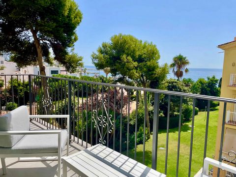 Located in Puerto Banús. Nice apartment completely renovated in Puerto Banús with 3 bedrooms in the privileged urbanization Andalucía del Mar. It consists of 135m2 plus terraces, distributed in 3 bedrooms, 2 bathrooms, living room, kitchen and 3 terr...