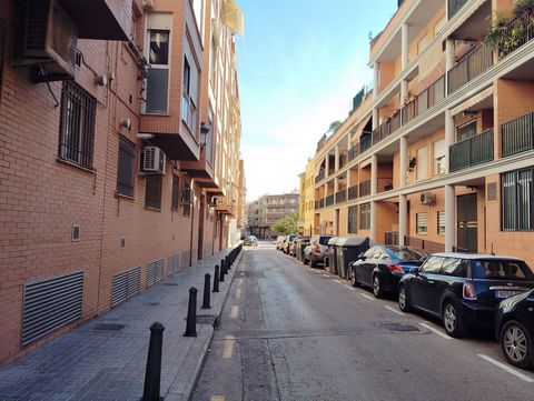 90 square meter apartment in Valencia, Benimamet area to move into. 90-meter house with 4 bedrooms, 1 bathroom. It is a 4 story high. IT IS CURRENTLY RENTED