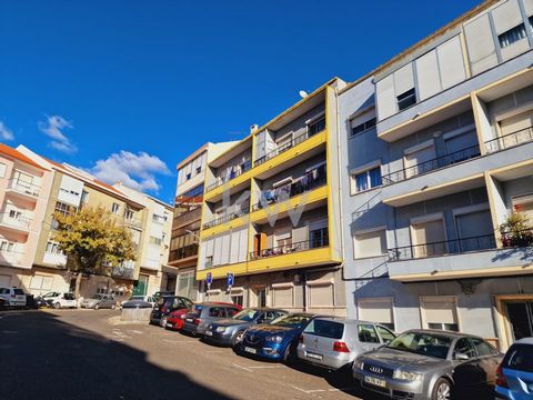 Refurbished 2 bedroom apartment located next to the Amadora Este metro. Recently undergone general renovation works, including replacement of plumbing and electrical installations. The property is very sunny and airy, with a bathroom that has an exte...