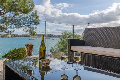 Die große Terrasse dieser Wohnung ist perfekt, um die schönsten Momente in Gesellschaft der spektakulären Aussicht auf den Yachthafen und das Meer von Portocolom zu verbringen. Die Sonnenauf- und -untergänge von hier aus, während Sie gleichzeitig die...