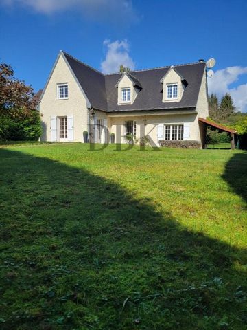 *CINQUEUX - Secteur prisé et résidentiel* Somptueuse maison traditionnelle édifiée sur un terrain entièrement clos de 1156m2. RDC: - Entrée dans un hall desservant un espace de vie de plus de 60m2 comprenant une cuisine, une salle à manger et un salo...