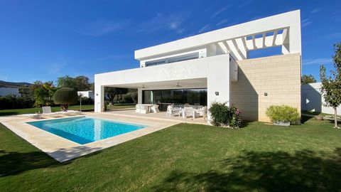 **Exceptional Villa for Sale Near Cala Golf Resort - Mijas Costa** We are excited to present this outstanding villa, ideally located in one of the most sought-after areas of the **Costa del Sol**, just minutes from the prestigious **Cala Golf Resort*...