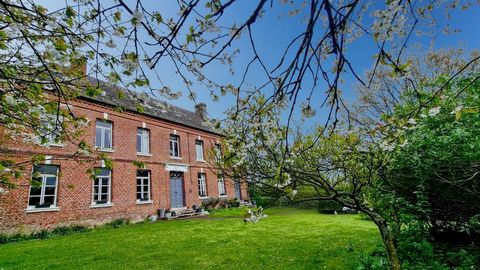 Maison de charme pouvant proposer des chambres d'hôtes indépendantes avec accès secondaire . Vous appréciez le style et le charme d'un cadre verdoyant! Cette magnifique demeure est située à seulement 10 minutes de Hesdin et vous captivera par son aut...