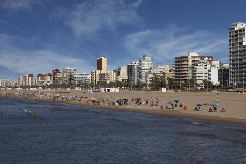 Con una vista mozzafiato sulla città e sul mare, la terrazza di questo appartamento è il posto perfetto per una colazione rinfrescante mentre ti godi la brezza mattutina e la luce del sole. Con una breve passeggiata di 250 metri sarai in spiaggia per...