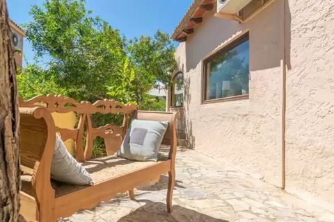 Dieses charmante Haus bietet die perfekte Umgebung für einen erholsamen Sonnen- und Strandurlaub. Genießen Sie einen Morgenkaffee auf der geräumigen, möblierten Terrasse mit bequemen Sofas oder entspannen Sie sich nach einem Tag am Strand. Eine Außen...