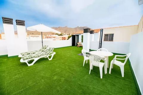 Dit charmante appartement aan de kust biedt een unieke ervaring aan zee. Het ruime terras, uitgerust met comfortabele ligstoelen en een buitendouche, nodigt u uit om te zonnebaden terwijl u geniet van een adembenemend uitzicht op zee. Het gemeubileer...