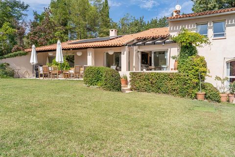 Dans un environnement privilégié proche du village, au calme et à l'abri des regards, bel ensemble composé d'une maison de 200m2 env et son parc joliment arboré de 6000 m2 env doté d'une piscine 10X5,5, d'un pool house et d'un terrain de pétanque. En...