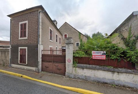 tienne HUIDO vous propose à Lignières (18), cette maison de ville de 110 m² habitable à restaurer. A fort potentiel, elle offre à l'intérieur 5 pièces (dont 1 salon / séjour, 1 salle à manger, 1 cuisine, 3 chambres, 1 débarras,..). A ceci s'ajoute 1 ...