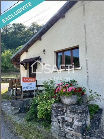 Située dans la charmante commune de Vaufrey (25190), cette maison mitoyenne présente un cadre paisible proche de la nature, idéal pour les amateurs de tranquillité. À proximité, on trouve des espaces verts ainsi que des commodités facilitant le quoti...