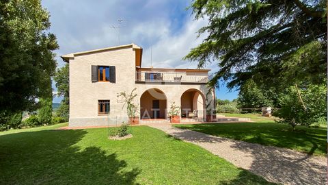 The property has been carefully renovated and updated in 2017 and is today in good condition. It is surrounded by approximately 5,000 sqm of garden (private well and concealed irrigation system) with an English lawn including a variety of scented pla...