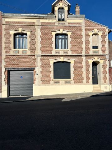 SAINT QUENTIN (02100) centre ville, belle propriété de caractère avec charmant jardin, 4 chambres, dortoir, garage-atelier, Budget 598 000 euros FAI honoraires charge vendeur. Produit rare pour cette belle maison bourgeoise avec ses volumes et ses be...