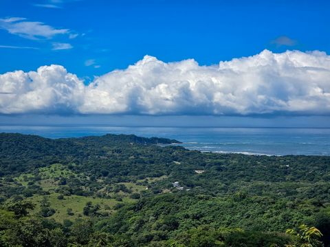 Discover Horizontes, an exclusive real estate project with expansive lots that boast panoramic ocean views and the serenity of untouched nature. Horizontes is designed for those who seek both luxury and tranquility in one of the Costa Rica’s most bea...