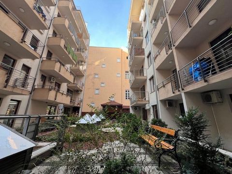 Descubra este elegante apartamento con balcón en el corazón de Budapest, justo al lado de la avenida Andrássy y la Ópera. Ubicada en una calle tranquila pero excelentemente situada, esta casa moderna, elegante y cómoda ofrece la combinación perfecta ...