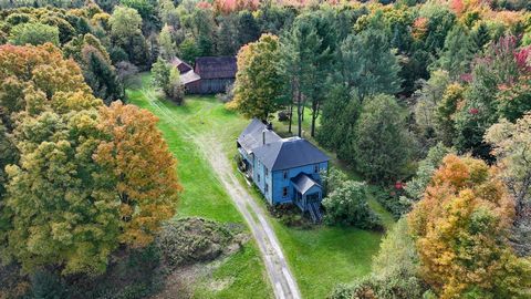 Ontdek dit uitzonderlijke landgoed van 20 hectare en biedt een ideale ruimte om uw meest ambitieuze projecten tot bloei te brengen. Vooral in de grote schuur kunnen creatieve workshops en dierenruimtes worden ingericht. Een huis met stijl! Perfecte p...