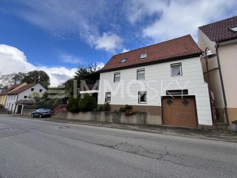 Cette maison individuelle de 1936 modernisée avec amour est située dans le quartier idyllique et calme de Dürrwangen, à Balingen. Avec une surface habitable d’environ 120 m², la maison offre un espace généreux pour une famille et convainc par son age...