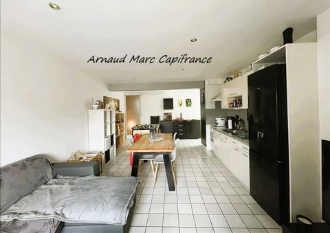 Situé dans le bourg de Lannilis, cet appartement T3 est au premier étage. Il offre une agréable pièce de vie avec cuisine ouverte, deux chambres, une salle d'eau et des WC séparés. Il bénéficie de faibles charges. Idéal pour une première acquisition ...