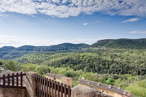 Discover this 89 m2 village house in the heart of the Provençal village of Bagnols-en-Forêt. This charming and authentic residence will seduce you with its charm and warm atmosphere. 2 spacious and bright bedrooms, ideal for restful nights 2 bathroom...