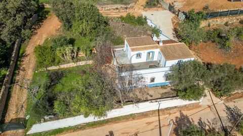 This traditional Portuguese house is located in close proximity to the new Ombria golf course, and just ten minutes from the bustling market town of Loule. The house comprises an entrance hall leading through to an open plan kitchen / diner with dire...