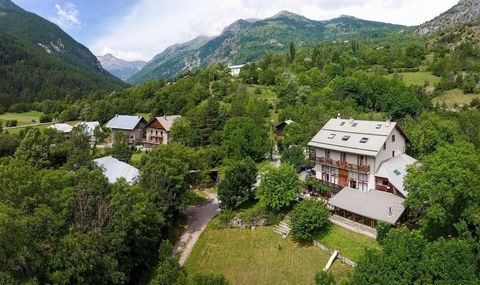 2** Hotel with 11 rooms, restaurant - bar, terrace in a quiet and natural location in the Ecrins National Park. Possibility of 34 sleeping accommodations. Function apartment included. Large quiet property. 2** Hotel with 11 rooms, Restaurant - Bar, Q...