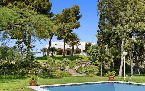 This spectacular country estate near the beaches and city centre of Almeria is a unique property, full of character. It is beautifully decorated and has spacious rooms with high ceilings around an interior patio. The villa of approximately 400 square...