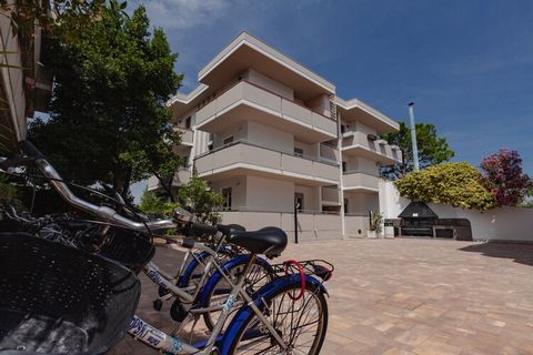 Il s'agit d'un agréable appartement climatisé à Alba Adriatica qui bénéficie d'un emplacement magnifique et est proche de la mer. C'est un excellent choix pour des vacances au soleil en famille.L'appartement se trouve à distance de marche de la mer A...