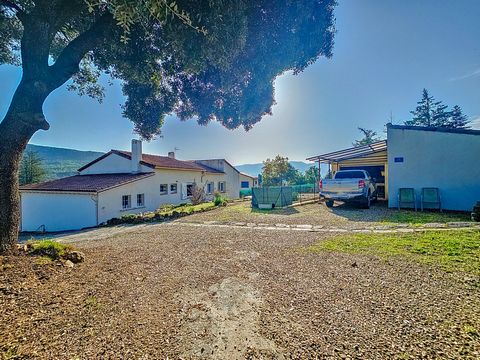 Située sur les hauteurs de Lamalou-les-Bains, dans un quartier particulièrement prisé pour son calme et sa proximité avec le centre-ville, cette villa plain-pied des années 70 offre un cadre de vie serein et agréable, tout en restant proche des commo...