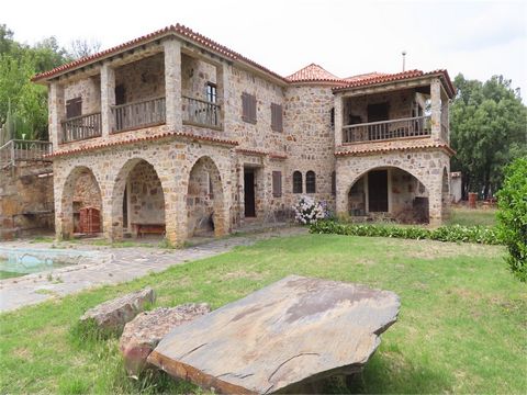 Wunderschönes und einzigartiges Anwesen in der Stone Manor Villa, eingebettet in die wunderschöne bukolische Landschaft im Landesinneren, bestehend aus einem ebenso einzigartigen Haus, das vollständig aus Stein gebaut ist, mit 275m2 Nutzfläche, das a...