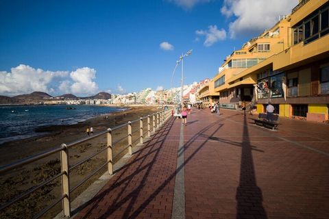 Ein charmantes Anwesen in perfekter Lage direkt am Strand von Las Canteras bietet sowohl Komfort als auch Bequemlichkeit mit atemberaubendem seitlichem Blick auf das Meer. Das Ferienhaus verfügt über ein gemütliches Doppelzimmer, das Platz für bis zu...