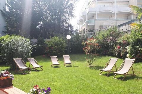 Prenez un grand bol d’air iodé ! Les plages vous attendent pour une ambiance estivale sous le ciel bleu azur d'Arcachon. Une mosaïque de couleurs à contempler lors de votre séjour au VVF Résidence Arcachon, les pins, les couleurs du bassin Pour une v...